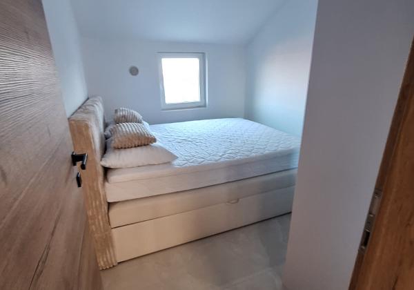 Chorvátsko, ostrov Vir - Na predaj novostavba zariadeného apartmánu so spoločným bazénom