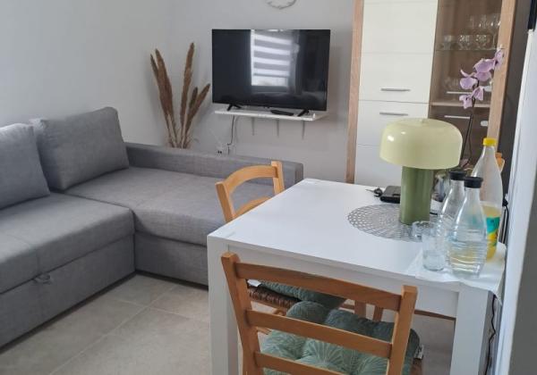 Chorvátsko - Domček v radovej zástavbe s pred záhradkou