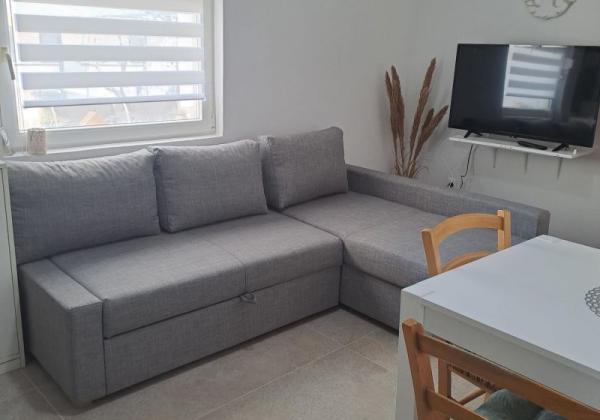 Chorvátsko - Domček v radovej zástavbe s pred záhradkou