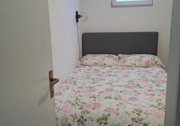 Chorvátsko - Domček v radovej zástavbe s pred záhradkou