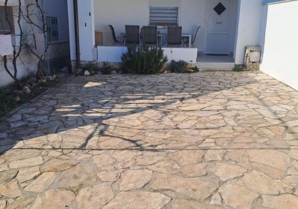 Chorvátsko - Domček v radovej zástavbe s pred záhradkou