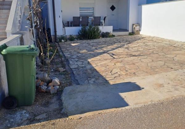 Chorvátsko - Domček v radovej zástavbe s pred záhradkou