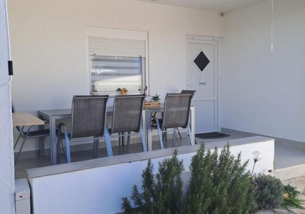 Chorvátsko - Domček v radovej zástavbe s pred záhradkou