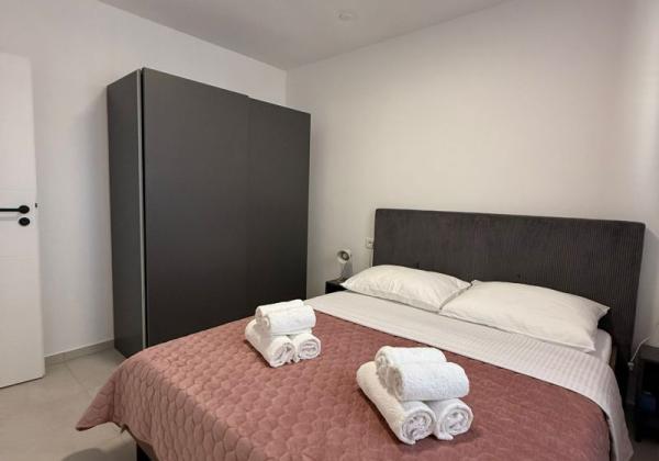 Chorvátsko - Zariadený apartmán s výhľadom na more len 250m od mora