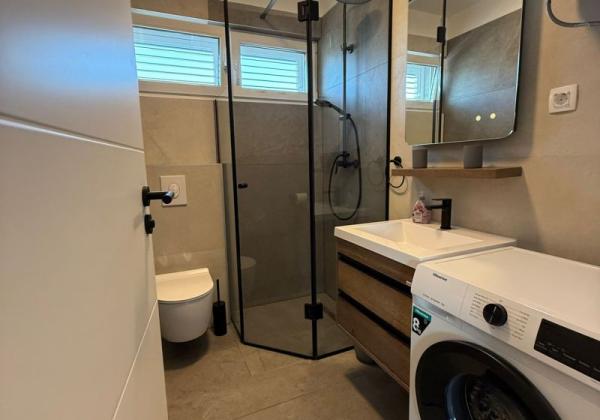 Chorvátsko - Zariadený apartmán s výhľadom na more len 250m od mora