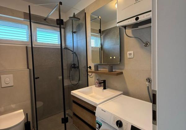 Chorvátsko - Zariadený apartmán s výhľadom na more len 250m od mora