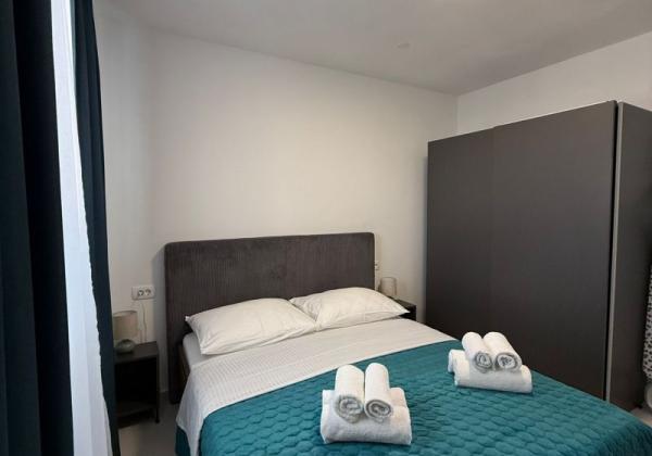 Chorvátsko - Zariadený apartmán s výhľadom na more len 250m od mora