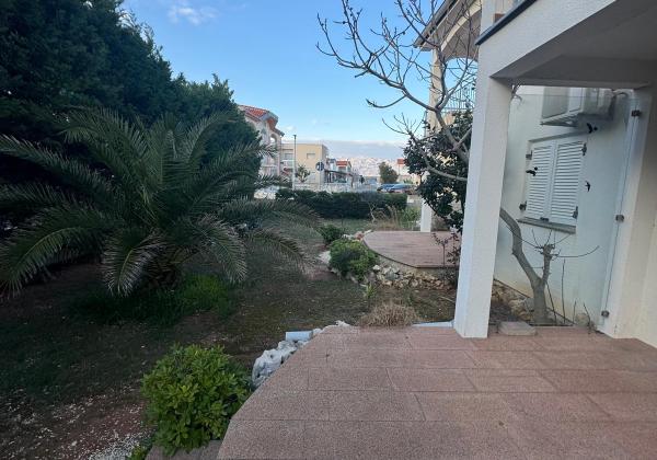 Chorvátsko- Apartmán so záhradou len 100m od mora