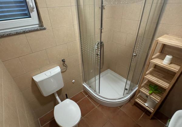 Chorvátsko- Apartmán so záhradou len 100m od mora