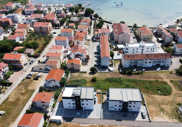 Chorvátsko -Novostavba apartmán 3x spálňa so strešnou terasou a výhľadom na more v Privlake