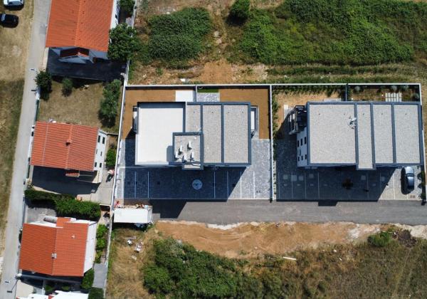 Chorvátsko -Novostavba apartmán 3x spálňa so strešnou terasou a výhľadom na more v Privlake