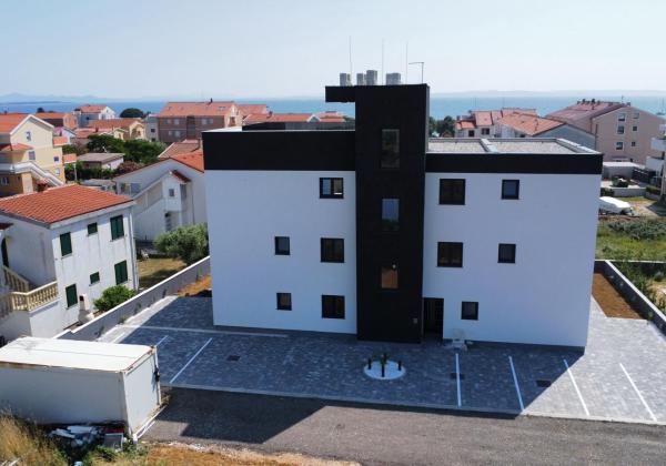 Chorvátsko -Novostavba apartmán 3x spálňa so strešnou terasou a výhľadom na more v Privlake