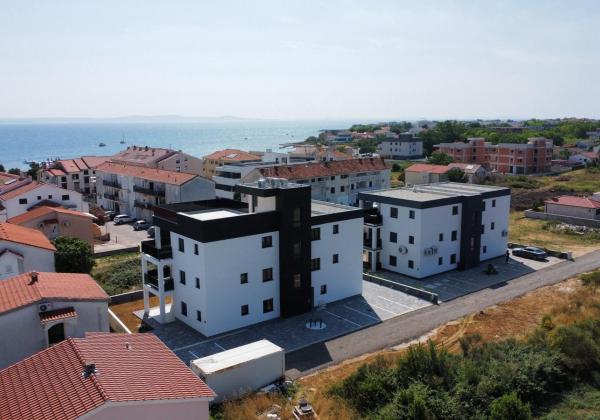 Chorvátsko -Novostavba apartmán 3x spálňa so strešnou terasou a výhľadom na more v Privlake
