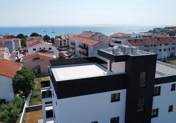 Chorvátsko -Novostavba apartmán 3x spálňa so strešnou terasou a výhľadom na more v Privlake