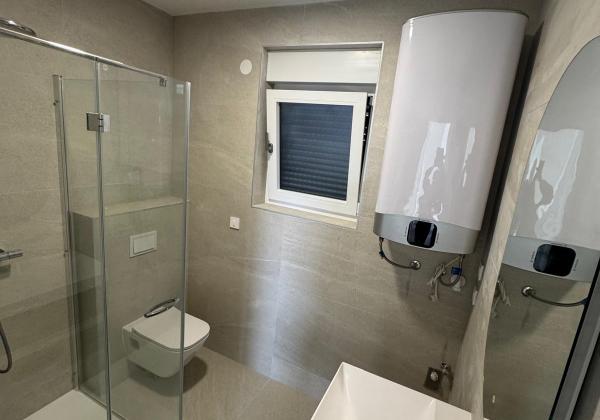 Chorvátsko -Novostavba apartmán 3x spálňa so strešnou terasou a výhľadom na more v Privlake