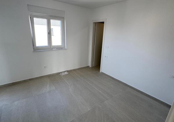 Chorvátsko -Novostavba apartmán 3x spálňa so strešnou terasou a výhľadom na more v Privlake