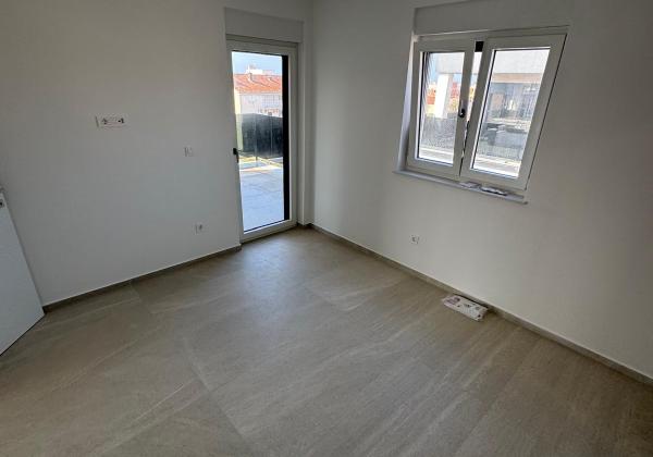 Chorvátsko -Novostavba apartmán 3x spálňa so strešnou terasou a výhľadom na more v Privlake