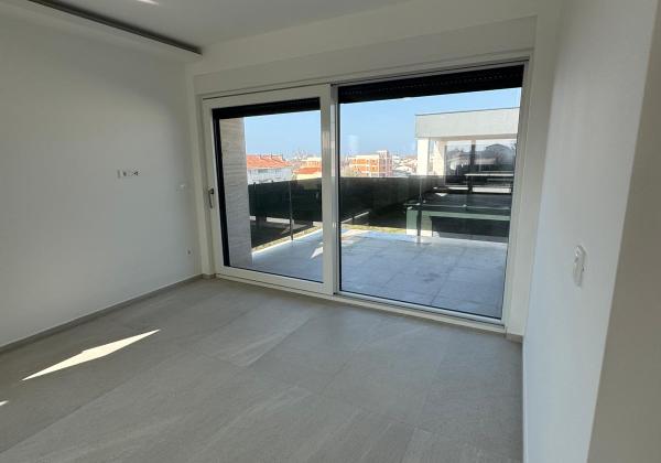 Chorvátsko -Novostavba apartmán 3x spálňa so strešnou terasou a výhľadom na more v Privlake