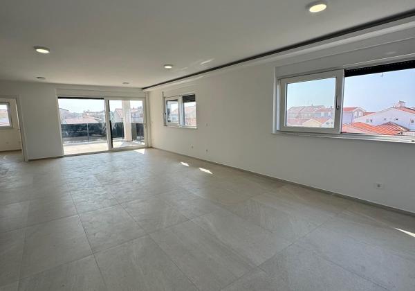 Chorvátsko -Novostavba apartmán 3x spálňa so strešnou terasou a výhľadom na more v Privlake