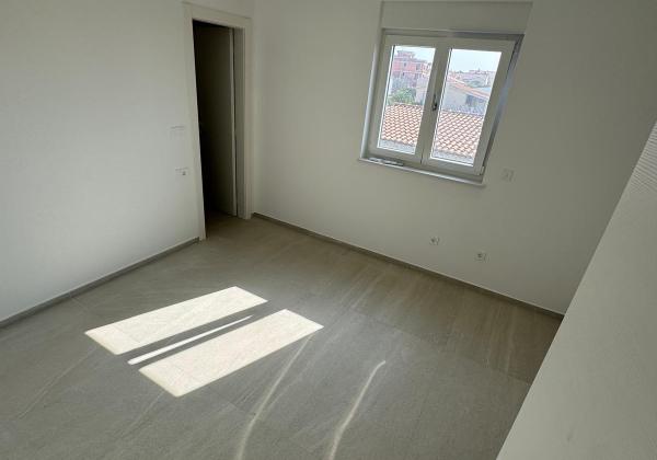 Chorvátsko -Novostavba apartmán 3x spálňa so strešnou terasou a výhľadom na more v Privlake
