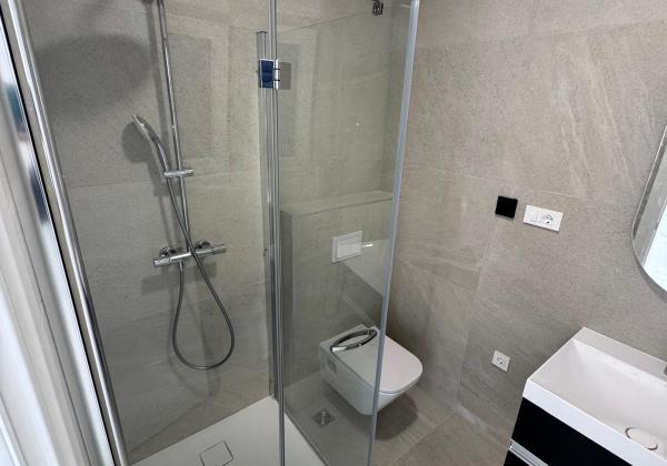 Chorvátsko -Novostavba apartmán 3x spálňa so strešnou terasou a výhľadom na more v Privlake