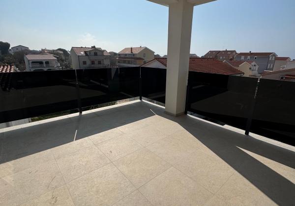 Chorvátsko -Novostavba apartmán 3x spálňa so strešnou terasou a výhľadom na more v Privlake