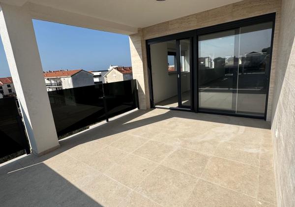 Chorvátsko -Novostavba apartmán 3x spálňa so strešnou terasou a výhľadom na more v Privlake