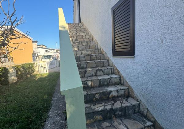 Chorvátsko - Vir - Na predaj samostatný dom s pekným pozemkom len 300m od mora!