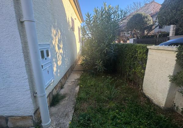 Chorvátsko - Vir - Na predaj samostatný dom s pekným pozemkom len 300m od mora!