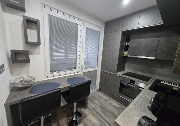 Rezervované - MODERNÝ A SLNEČNÝ: Kompletne zrekonštruovaný 1-izbový byt s loggiou v Brezne