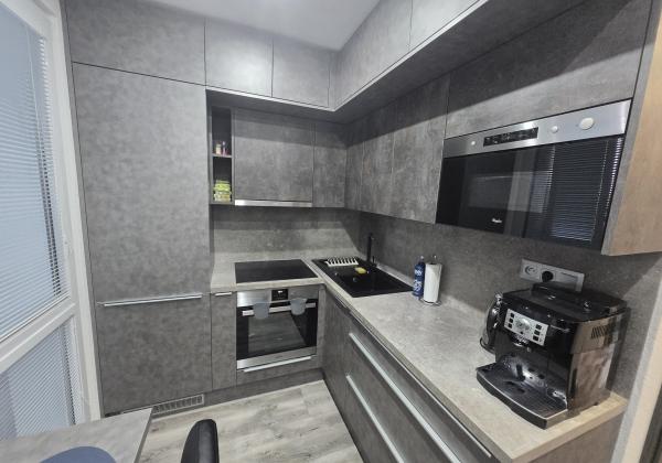 Rezervované - MODERNÝ A SLNEČNÝ: Kompletne zrekonštruovaný 1-izbový byt s loggiou v Brezne