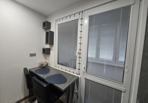 Rezervované - MODERNÝ A SLNEČNÝ: Kompletne zrekonštruovaný 1-izbový byt s loggiou v Brezne