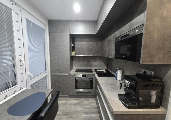 Rezervované - MODERNÝ A SLNEČNÝ: Kompletne zrekonštruovaný 1-izbový byt s loggiou v Brezne