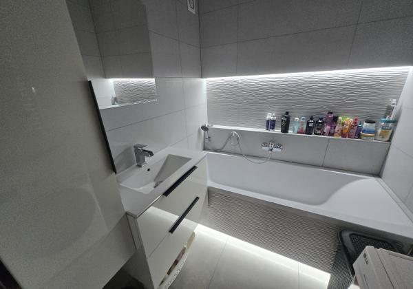 Rezervované - MODERNÝ A SLNEČNÝ: Kompletne zrekonštruovaný 1-izbový byt s loggiou v Brezne