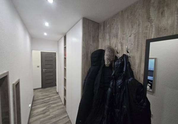 Rezervované - MODERNÝ A SLNEČNÝ: Kompletne zrekonštruovaný 1-izbový byt s loggiou v Brezne