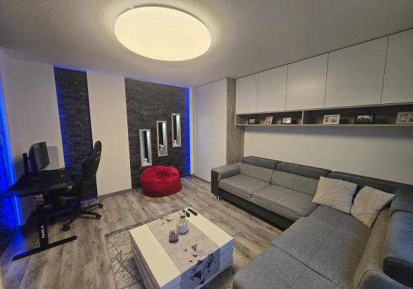 Rezervované - MODERNÝ A SLNEČNÝ: Kompletne zrekonštruovaný 1-izbový byt s loggiou v Brezne