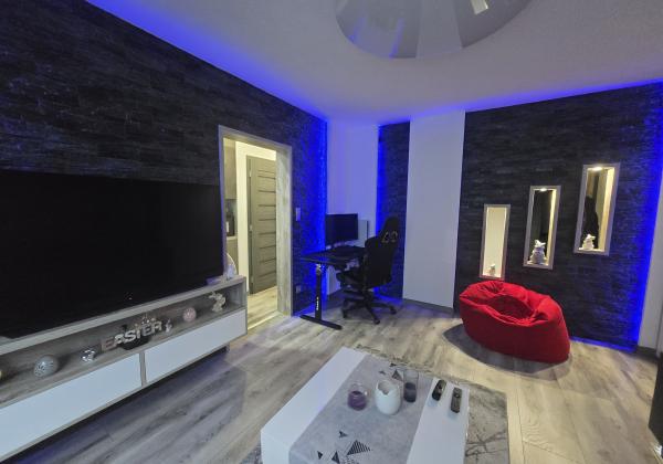 Rezervované - MODERNÝ A SLNEČNÝ: Kompletne zrekonštruovaný 1-izbový byt s loggiou v Brezne