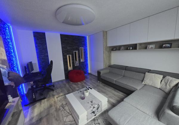 Rezervované - MODERNÝ A SLNEČNÝ: Kompletne zrekonštruovaný 1-izbový byt s loggiou v Brezne