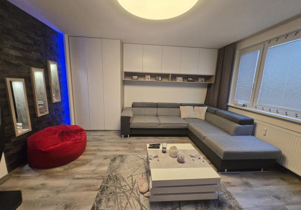 Rezervované - MODERNÝ A SLNEČNÝ: Kompletne zrekonštruovaný 1-izbový byt s loggiou v Brezne