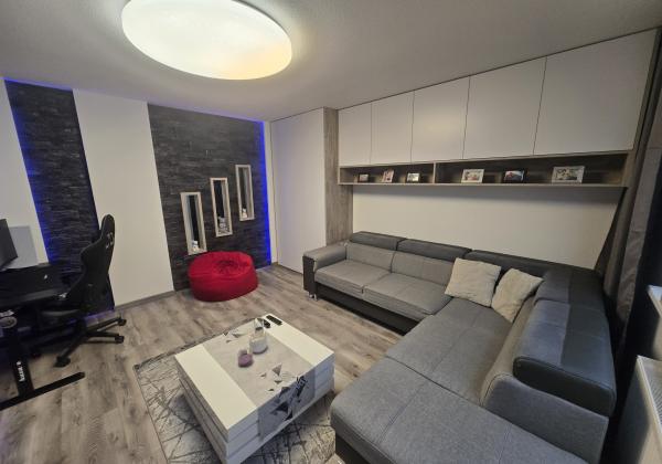 Rezervované - MODERNÝ A SLNEČNÝ: Kompletne zrekonštruovaný 1-izbový byt s loggiou v Brezne