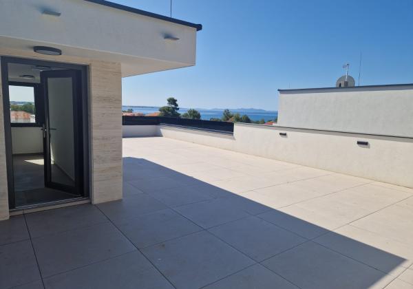 Chorvátsko - Novostavba apartmán s výhľadom na more len 150m od mora už len jeden v ponuke