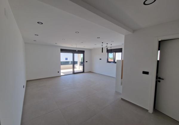 Chorvátsko - Novostavba apartmán s výhľadom na more len 150m od mora už len jeden v ponuke