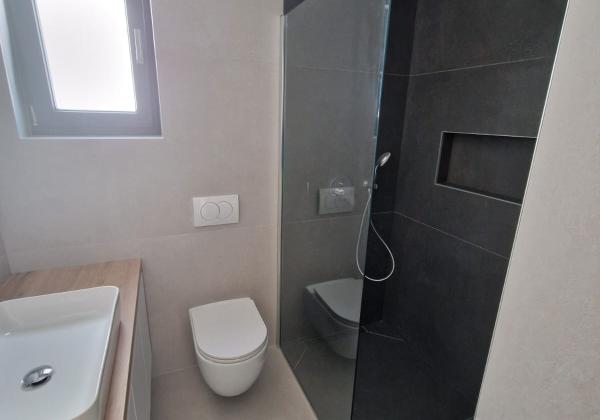 Chorvátsko - Novostavba apartmán s výhľadom na more len 150m od mora už len jeden v ponuke