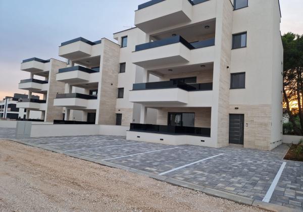 Chorvátsko - Novostavba apartmán s výhľadom na more len 150m od mora už len jeden v ponuke