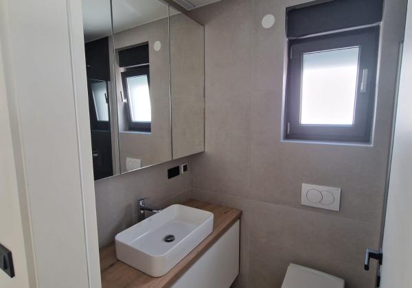 Chorvátsko - Novostavba apartmán s výhľadom na more len 150m od mora už len jeden v ponuke