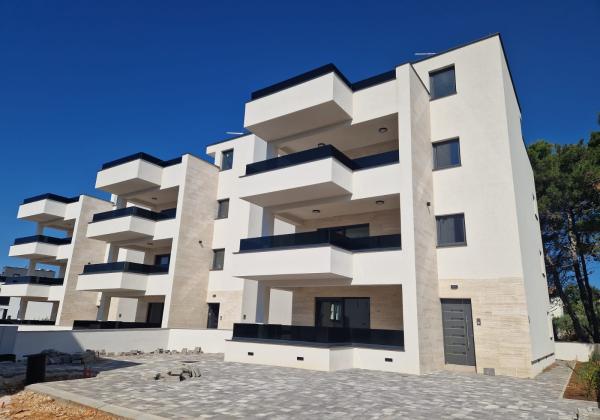 Chorvátsko - Novostavba apartmán s výhľadom na more len 150m od mora už len jeden v ponuke