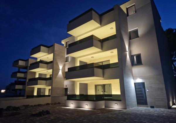 Chorvátsko - Novostavba apartmán s výhľadom na more len 150m od mora už len jeden v ponuke