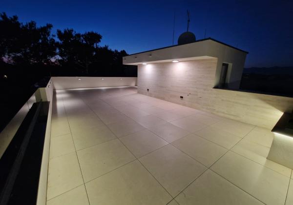 Chorvátsko - Novostavba apartmán s výhľadom na more len 150m od mora už len jeden v ponuke