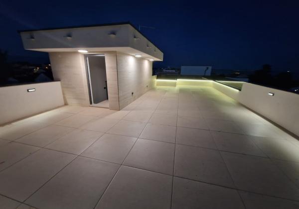 Chorvátsko - Novostavba apartmán s výhľadom na more len 150m od mora už len jeden v ponuke