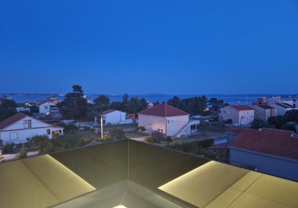 Chorvátsko - Novostavba apartmán s výhľadom na more len 150m od mora už len jeden v ponuke